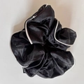 Elegante oversized zwarte organza scrunchie met witte bies voor een stijlvol kapsel - Zwart Gestreepte Scrunchie