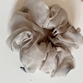 Detail van organza scrunchie met zilveren stiksels en merklabel in champagnekleur - Champagne Gestreept