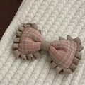 Zoete handgemaakte haarklem met geruite stoffen strik en ruches op witte gebreide - Haarstrik / Roze Gingham Boog