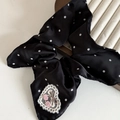 Spitzen-Kirsch-Haargummi aus Satin mit weißen Punkten und herzförmiger Stickerei - Schwarzes Polka Dot Herz Spitzen-Scrunchie