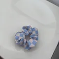 Blaues und beiges Karo-Spitzen-Haargummi mit stilvollem, übergroßem Gummiband-Design - Scrunchie / Blau-Weiß Kariert