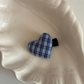 Blauw en wit geruite hartvormige haarclip met een zwarte krokodillenklem - Blauw Gestreepte Hart Haarklem