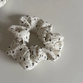 Vintage weißes Blumen-Haargummi mit schwarzem Muster und gewebtem Etikett aus Strick - Kleiner Weißer Blumenstil (2#)