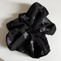 Grand chouchou noir avec motifs de papillons argentés et bords en tissu froncé - Style Noir Papillon Noir