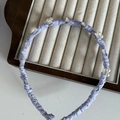 Dettaglio del cerchietto in tessuto viola lavanda con perle bianche e ciondoli chiari - 1# Blu Cerchietto Perla