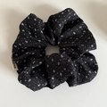Detailaufnahme eines schwarzen Blumen-Scrunchies mit Seersucker-Textur und Markenetikett - Großer Schwarzer Blumenstil (4#)