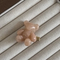 Nahaufnahme der rosa marmorierten Bärenspange auf einem beigen Leinen-Organizer - 3# Rosa Bär Haarclip