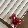 Makro-Detail einer lichtdurchlässigen weinroten Haarklammer in Bärenform auf weißer Box - 1# Roter Bär Haarclip