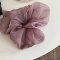 Detalle de coletero de organza lavanda con textura plisada ligera y acabado translúcido - Morado