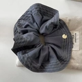 Dunkelgraues Denim-Haargummi mit weißer Naht und Goldanhänger auf Leinenbeutel - Graues Gestreiftes Haargummi (4#)