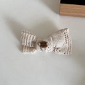 Détail d'une pince à cheveux nœud crocheté beige avec plaque centrale en bois - Nœud pour cheveux / Pince nœud en satin crème