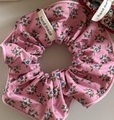 Dettaglio dell'elastico scrunchie rosa floreale con etichetta tessuta fatta a mano - Floreale Rosso Rosa
