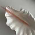 Nahaufnahme der Haarstab aus Acetat mit Marmortextur in einer muschelförmigen Schale - Oranges Marmormuster Welle