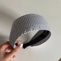 Elegante cerchietto largo con motivo a quadretti grigio e bianco per un look quotidiano - Plaid Grigio Chiaro