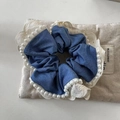 Chouchou en jean bleu avec dentelle blanche et perles pour un style rétro chic - Chouchou Bleu Foncé Avec Bordure en Perles et Dentelle
