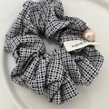 Elegante coletero a cuadros blancos y negros con perla rosa y etiqueta hecha a mano - Coletero Pequeño con Textura Azul Perla Rosa (4#)
