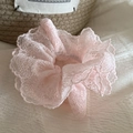 Handgemaakte roze kanten scrunchie met gelaagde ruches en vintage gehaakt bloemendesign - Roze