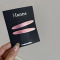 Detailansicht von zwei rosa perlmuttartigen Haarklammern auf schwarzer Karte - Rosa Perlglanz Weidenblatt Stil
