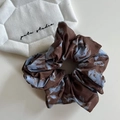 Eleganter blau geblümter Haargummi mit Spitze und Karomuster für Damenfrisuren - S / Kaffee Blau