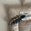 Primer plano de una pinza para el pelo morada y gris con bordes ondulados - Clip Ondulado sin Costuras / Gris