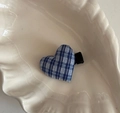 Detailansicht der blau karierten Herz-Haarklammer auf einer weißen Keramikschale - 6# Blaue Herzförmige Haarspange Mit Streifen