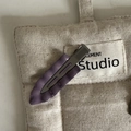 Detalle de pinza para el pelo tipo pico de pato con efecto mármol lila sobre lino - Clip Ondulado sin Costuras / Morado