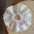 Dettaglio di elastico in pizzo bianco con ricami e perle fatte a mano sul bordo - Bianco