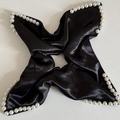 Coletero elegante de satén negro con perlas blancas sobre fondo blanco puro - Negro