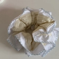 Détail du chouchou double couche en tissu plissé blanc et jaune avec bordure bleue - Chouchou Beige avec Bordure en Dentelle Blanche