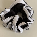 Chouchou bicolore noir et blanc avec bords festonnés pour queue de cheval élégante - Anneau de Cheveux Noir avec Bordure en Dentelle Blanche