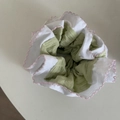 Chouchou géant double couche vert et blanc avec bordure en dentelle rose ondulée - Chouchou Vert avec Bordure en Dentelle Blanche