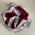 Chouchou géant à rayures rouges et blanches avec bordure ondulée noire pour femme - Chouchou Rouge avec Bordure en Dentelle Blanche