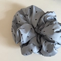 Scrunchie in raso azzurro con cuori neri e volume plissettato dal design elegante - Blu Nero Cuore