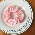 Scrunchie in tessuto a quadretti rosa e bianchi su un piatto decorativo per capelli - Floreale Rosa