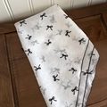 Détail du chouchou en tissu blanc crème avec motif de pois floqués et nœuds élégants - Foulard Cheveux Blanc Nœud Noir