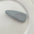 Eleganter grauer Haarclip in Tropfenform mit Hochglanz-Finish auf weißem Keramiktablett - PU Feder Haarklammer / 1 Stück / Blau
