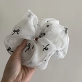 Chouchou élégant en tulle blanc avec motif de nœuds noirs pour un look doux et minimaliste - Blanc Noir Nœud Choucou