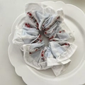 Übergroßer blau gestreifter Haargummi mit roter Blumenstickerei auf elegantem Keramikteller - Geraffter Weißer Rand Stil (56#) / Blau mit rotem Blumendruck