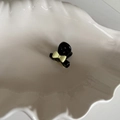 Mini molletta per capelli nera con dolce fiocco giallo su vassoio bianco - Giallo Beige