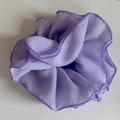 Dettaglio dell'elastico per capelli in garza a quadretti viola con bordi rifiniti - Elastico Quadretti Garza Viola