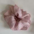 Dettaglio di un elastico per capelli a quadretti rosa in tessuto leggero e pieghettato - Elastico Quadretti Garza Rosa Chiaro