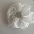 Dettaglio ravvicinato di elastico in organza bianca con trama a strati e pieghe morbide - Stile a righe bianche (3#白色条纹发圈)