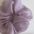 Eleganter lavendelfarbener Chiffon-Haargummi mit Perleffekt und silbernen Perlenverzierung - Lila
