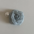 Dettaglio ravvicinato della molletta per capelli a camelia in pizzo blu con perla bianca - Blu