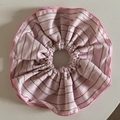 Chouchou géant rose à rayures avec bords volantés et motif à carreaux style coréen - Grand chouchou plissé / Rose avec rayures noires