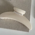 Pince à cheveux française crème élégante ornée de sept perles blanches nacrées de luxe - Pince Crabe Incurvée / Blanc