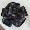 Coletero de gasa con estampado floral, bordes negros plisados y flores vintage suaves - Coletero Floral Negro