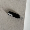 Vue détaillée de quatre perles blanches sur une pince à cheveux noire minimaliste pour le style - Pince de Canard Carrée / Noir