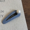Vista dettagliata del fermaglio per capelli in denim blu decorato con una grande perla bianca - Stile Goccia d'Acqua Cava (3#牛仔镂空水滴珍珠)