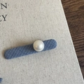 Dettaglio del fermaglio per capelli in denim con perla bianca su un supporto beige - Stile Molletta a Becco d'Anatra Ovale (1#牛仔椭圆鸭嘴夹珍珠)